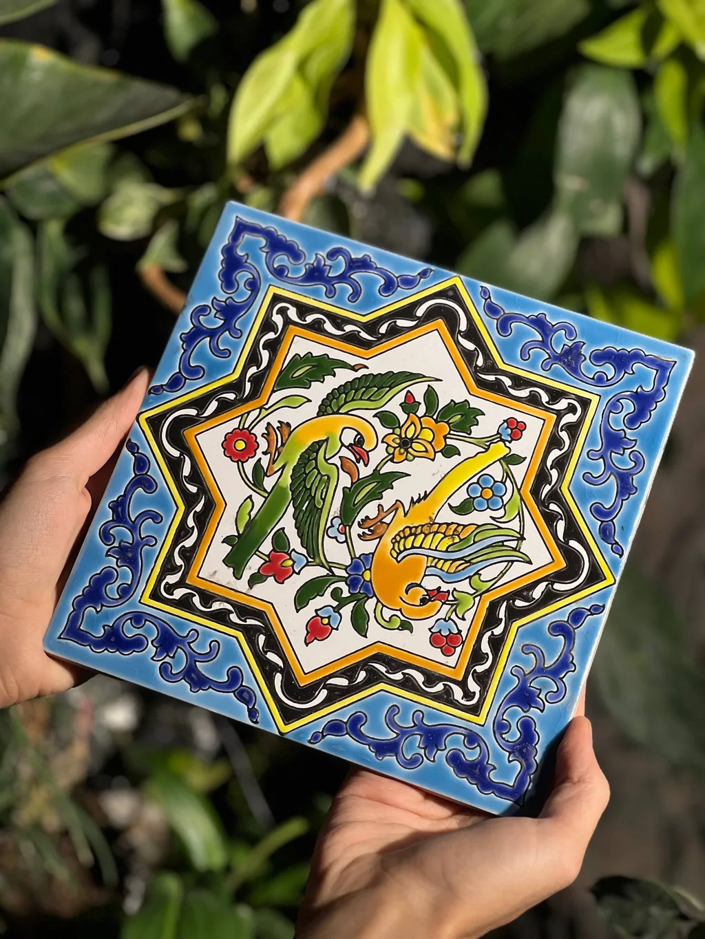 پرندگان و گل‌وبوته سنتی — آبی، زرد، نارنجی، سبز، سفید و مشکی، کاشی سرامیکی لعاب‌دار