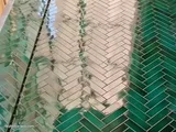 اجرای کف هرینگبون سبز با کاشی دست‌ساز