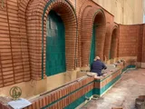 فناء بأقواس من الطوب وبلاط أخضر يدوي