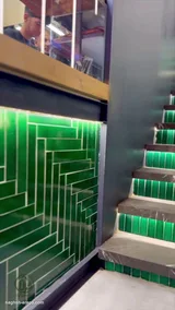 واجهة كاونتر ودرج ببلاط أخضر يدوي وإضاءة LED (3)