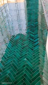 اجرای کف هرینگبون سبز با کاشی دست‌ساز (2)