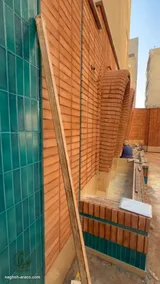 فناء بأقواس من الطوب وبلاط أخضر يدوي (2)