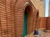 فناء بأقواس من الطوب وبلاط أخضر يدوي (5)